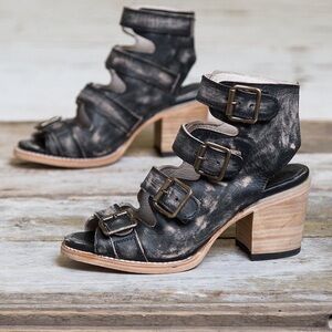 Freebird by Steven Quail Sandal Distressed black/brown
Size 9